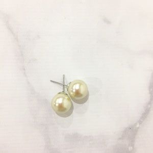 Oversized pearl studs
